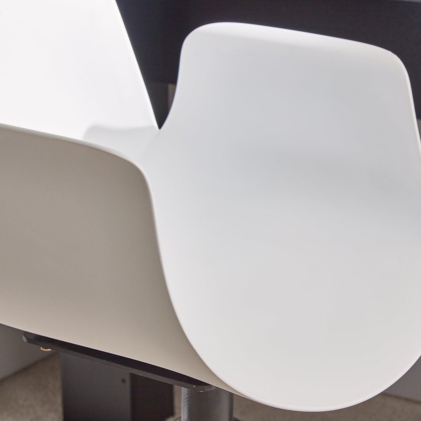 Outlet - Logan Office Swivel Chair - White with Black Legs