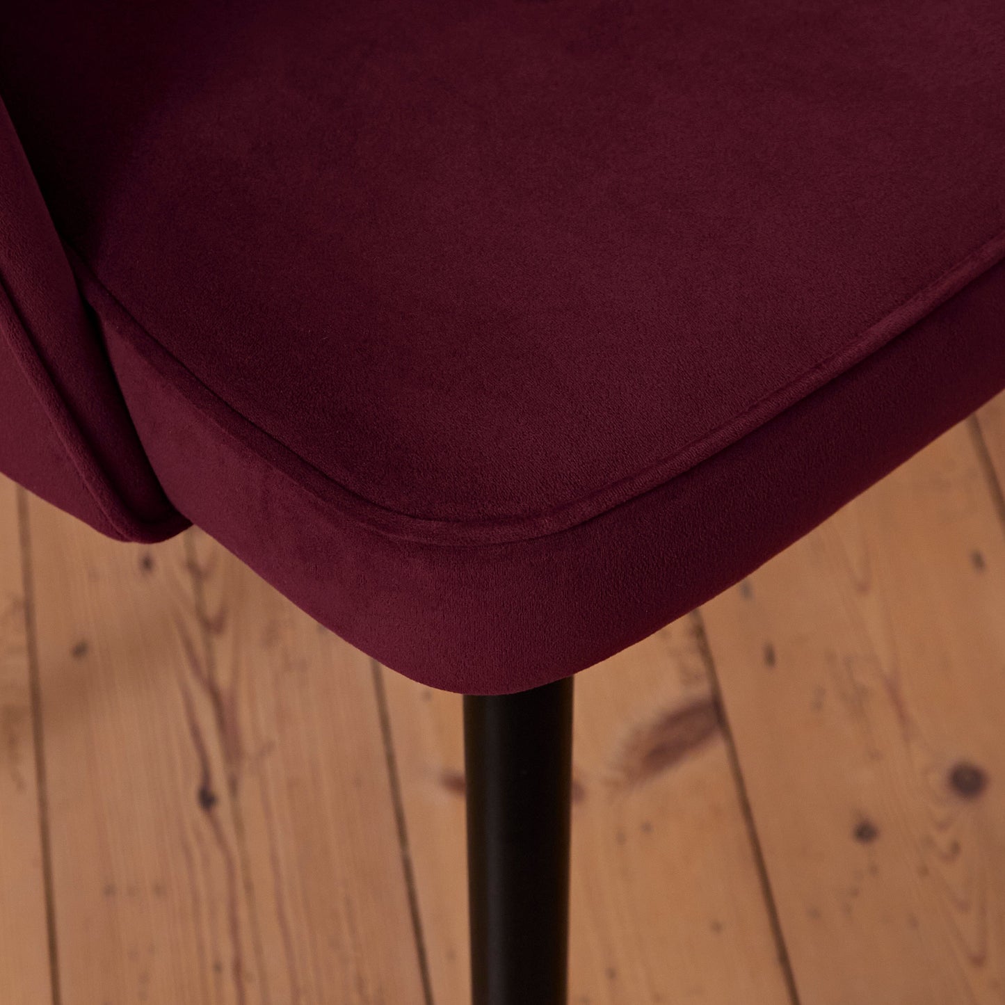 Amelia Black Extending Dining Table Set - 6 Seater - Marilyn Burgundy Red Dining Chairs - Black Legs